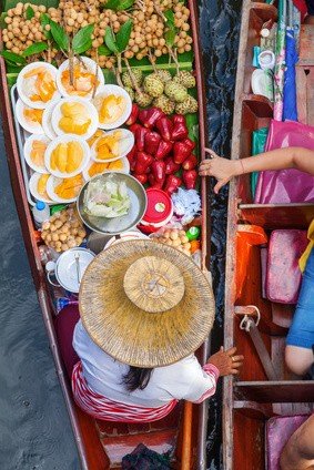 Preise auf dem Schwimmender Markt Damnoen Saduak in Thailand
